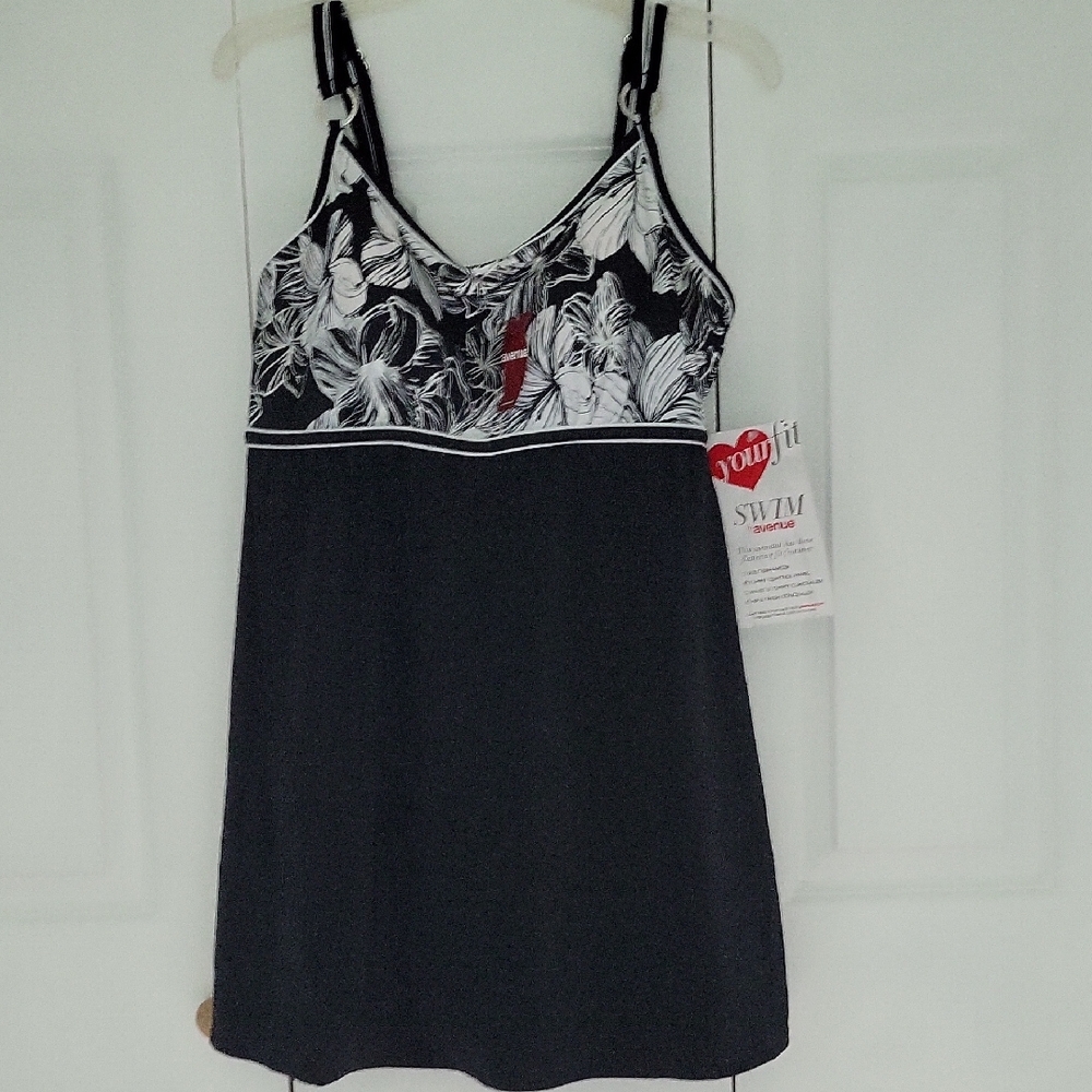 New Avenue 1-piece Slimming Swimsuit Swim Dress Black & White Size 16 Woman Plus